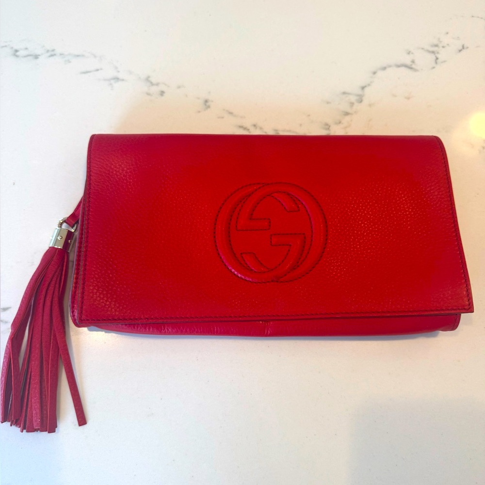 GUCCI
Red Pebbled Leather Soho Clutch Bag